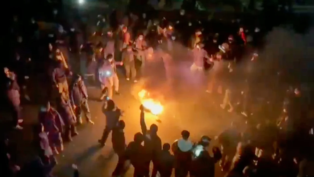 Irã sinaliza julgamentos e execuções rápidas para manifestantes, enquanto o número de mortos na repressão ultrapassa 2.500.