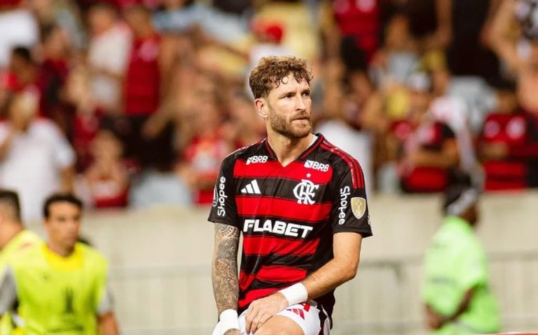 Flamengo sofre, mas vence Táchira e avança na Libertadores sob olhares de Ancelotti