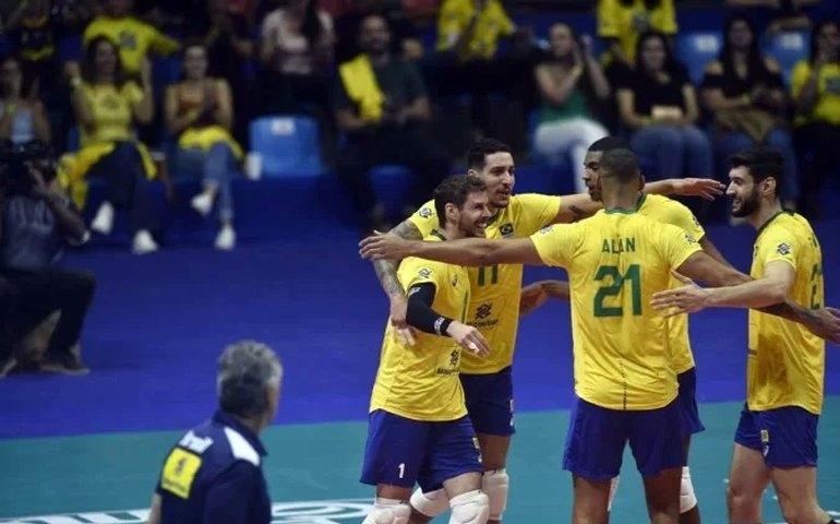 Alan se machuca em vitória da seleção de vôlei e gravidade da lesão preocupa