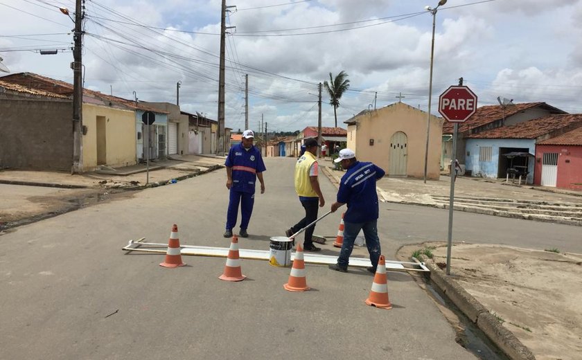 SMTT sinaliza vias de acesso e conclui sinalização em bairros de Arapiraca