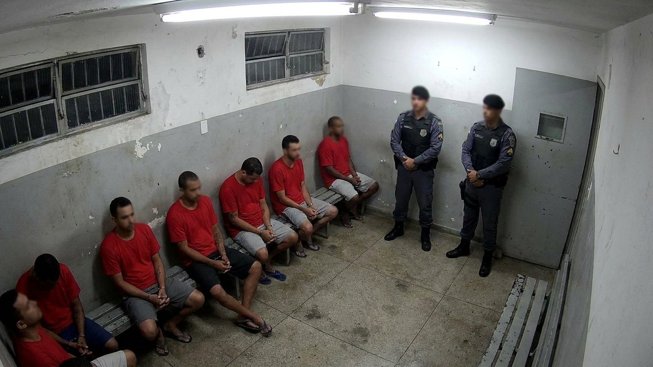 PMs são acusados de obrigar jovens presos por suspeita de tráfico a vestir camiseta do PT