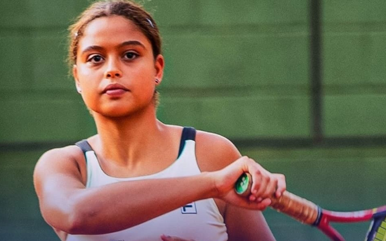 Conheça Naná Silva: tenista de 14 anos treinava no asfalto e tem saque de 189 km/h