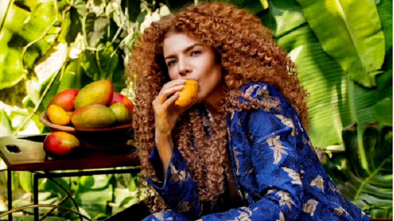 Vanessa da Mata promove parceria com produtor Papatinho