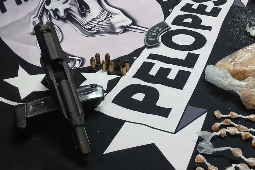 Suspeito de tráfico morre em confronto com a PM em Porto Calvo; pistola e quase 1,2 kg de drogas foram apreendidos