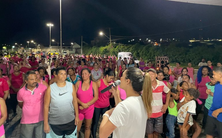 São José da Laje: prefeita Vanessa participa de caminhada em alusão ao dia nacional de combate ao câncer de mama