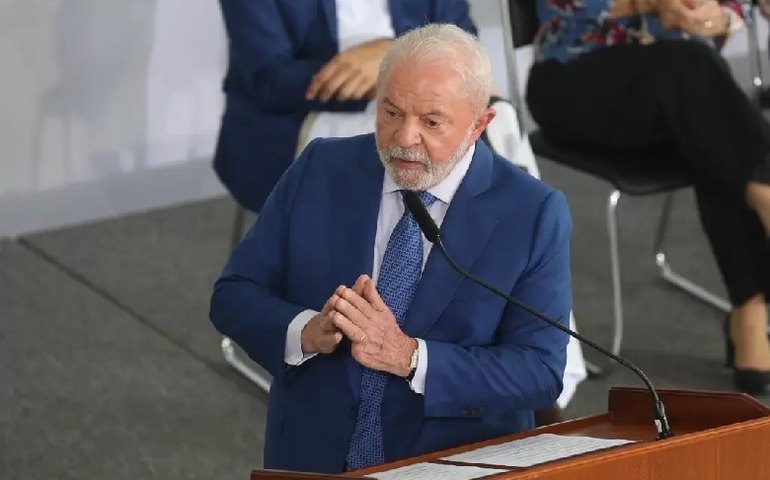 Lula volta a Brasília para discutir respostas às chuvas em SP e à estiagem no RS