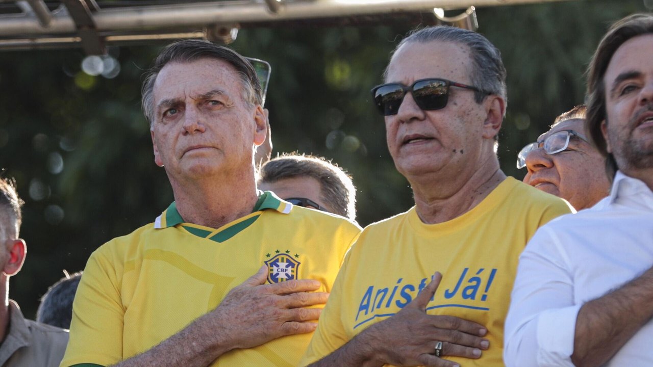 Após ser chamado de 'estúpido' e 'idiota', Eduardo Bolsonaro responde Silas Malafaia: 'Tamo junto'