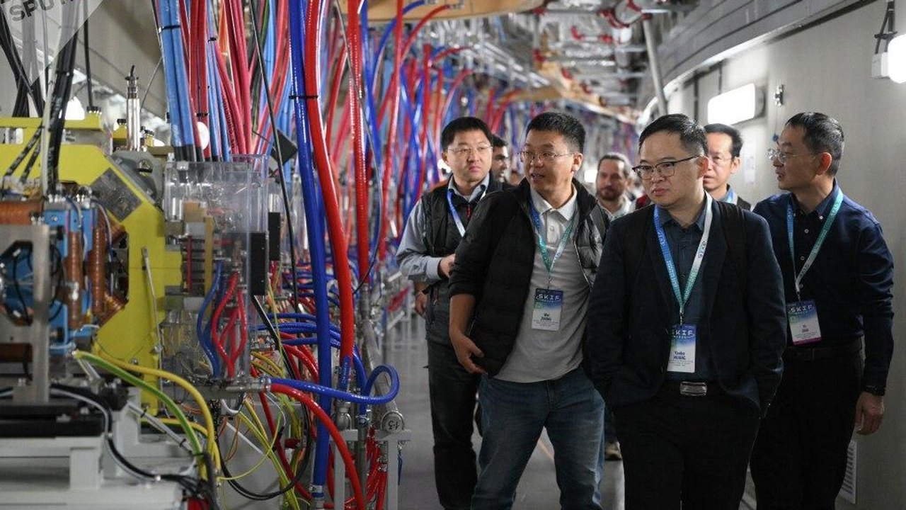 Cientistas estrangeiros visitam o novíssimo síncrotron SKIF