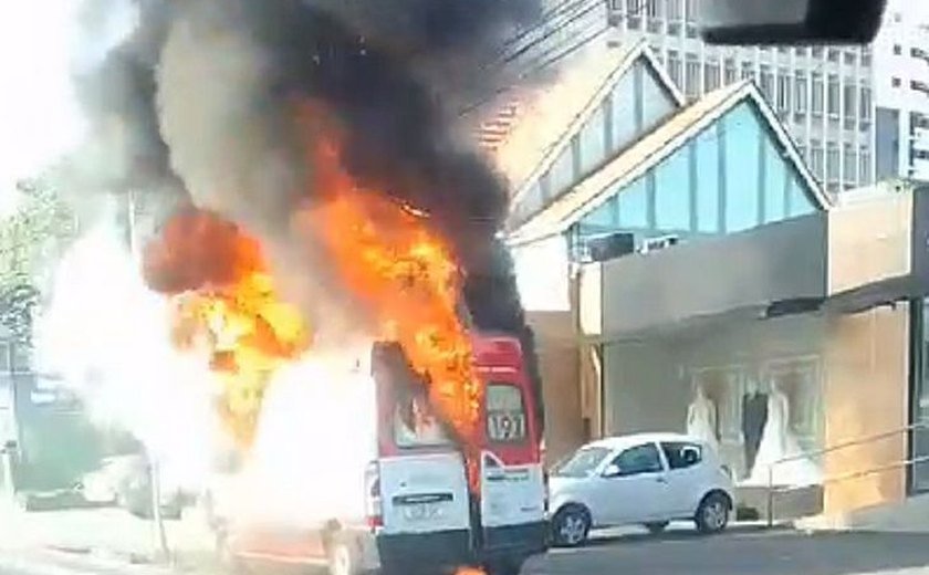 Ambulância do Samu pega fogo na Avenida Fernandes Lima