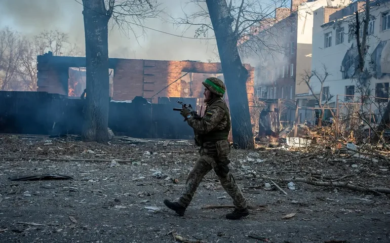 Rússia declara estado de emergência em Kursk após ataque da Ucrânia em base militar