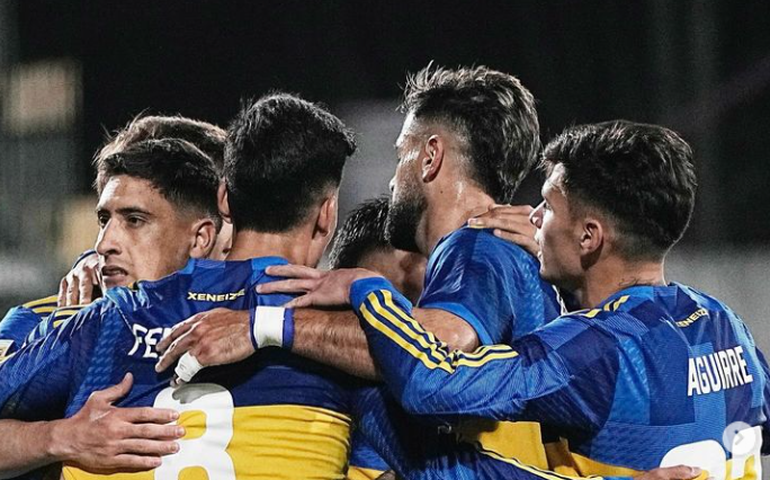 Jogadores e torcedores do Boca Juniors se envolvem em confusão após derrota para o River Plate