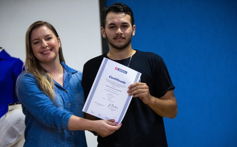 Usuários do CadÚnico e do Programa Nova Chance recebem certificados de cursos profissionalizantes