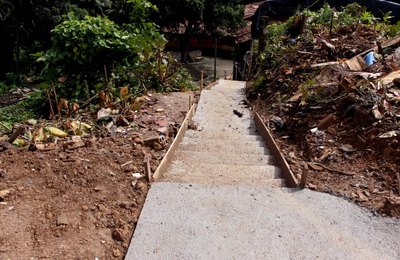 Nova escadaria está em fase de conclusão após deslizamento