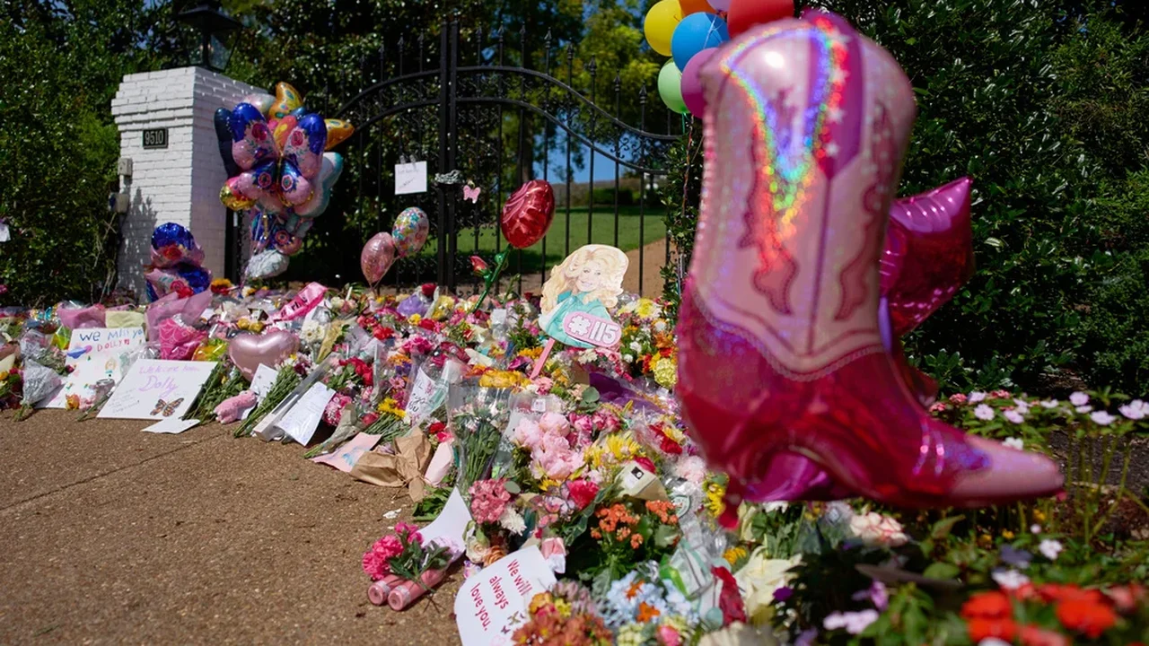 Aeroporto de Nashville seria renomeado em homenagem a Dolly Parton, segundo proposta do governador do Tennessee.