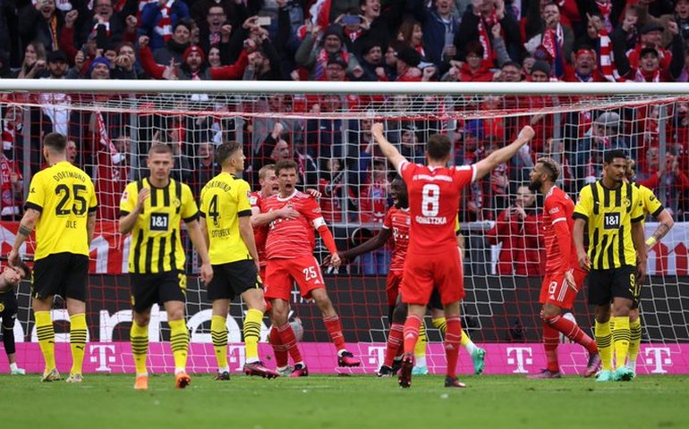 Com gol contra de goleiro, Bayern vence o Borussia e reassume a ponta do Alemão