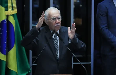 José Sarney é internado em UTI após procedimento abdominal