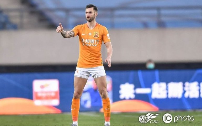 Léo Baptistão antecipa volta aos treinos para ser centroavante que Santos procura