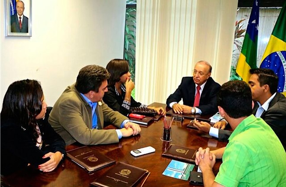  Universitários dialogaram com o senador Valadares em seu gabinete (Foto: Assessoria)