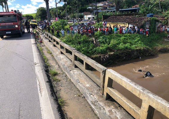 Carro cai de ponte dentro de rio em Atalaia