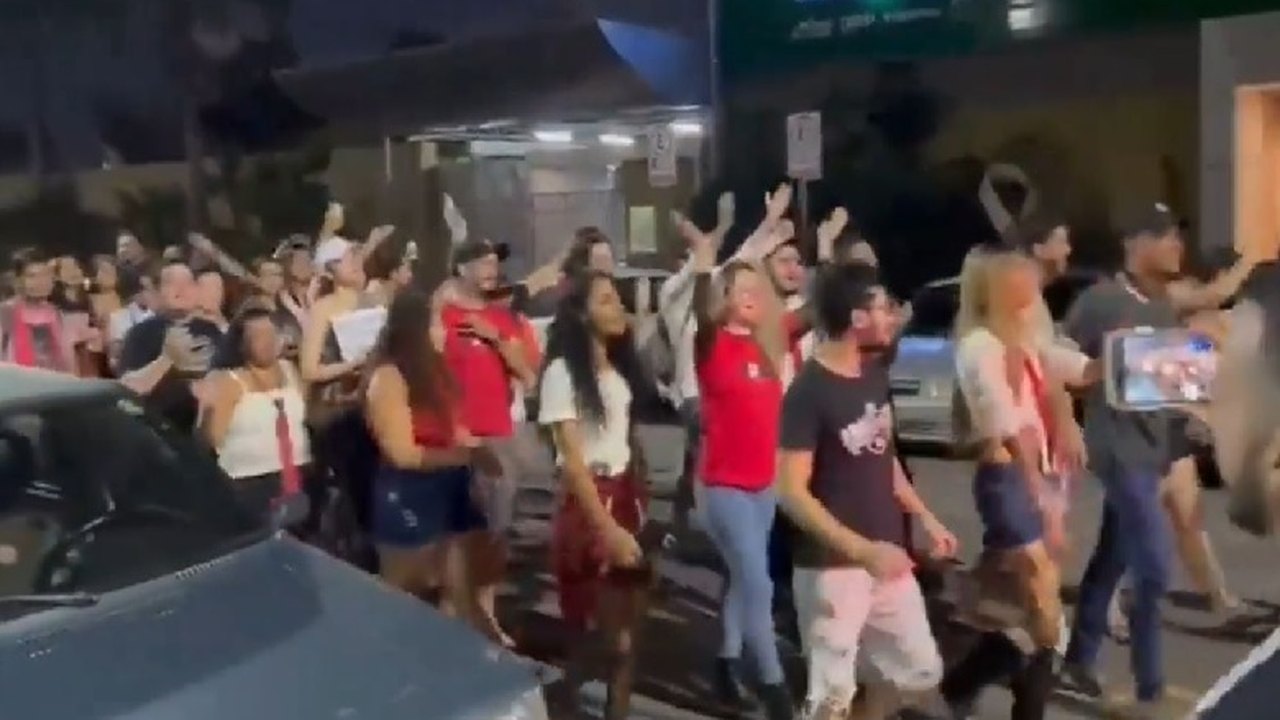 Fãs de RBD fazem protesto em Fortaleza para pedir show na cidade
