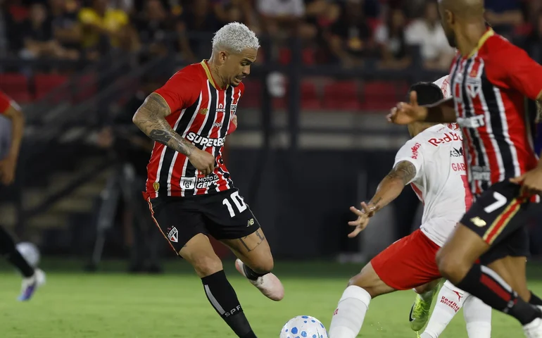 São Paulo vira sobre freguês Red Bull Bragantino e mostra força como líder do Brasileirão