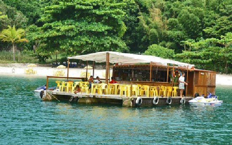 Restaurantes flutuantes atraem moradores e turistas aos rios de Manaus