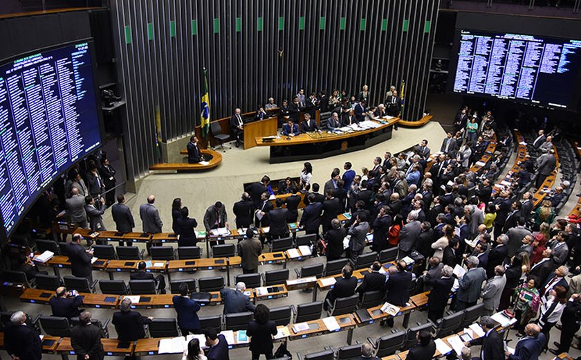 Deputados voltam do recesso e retomam discussão sobre reforma política