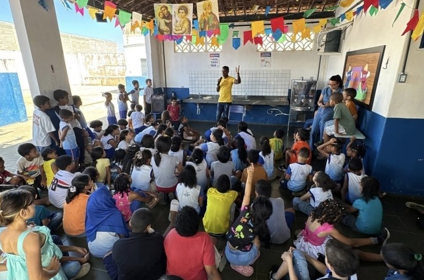 Ex-jogador de futebol motiva estudantes com palestra focada na preparação para Saveal