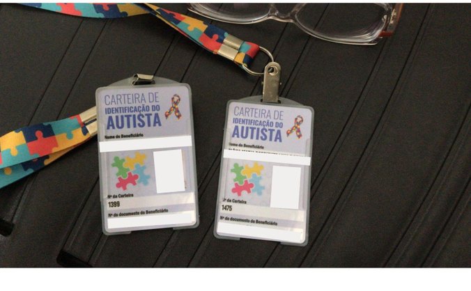 Além da carteira, famílias recebem também um porta-cartão e o cordão de identificação do autista. | Ascom Semdes