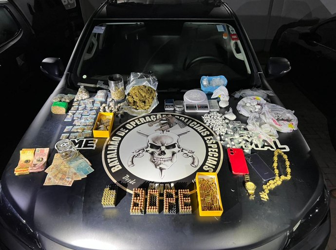 PM desarticula associação criminosa e apreende arma, munições e drogas em três bairros da capital