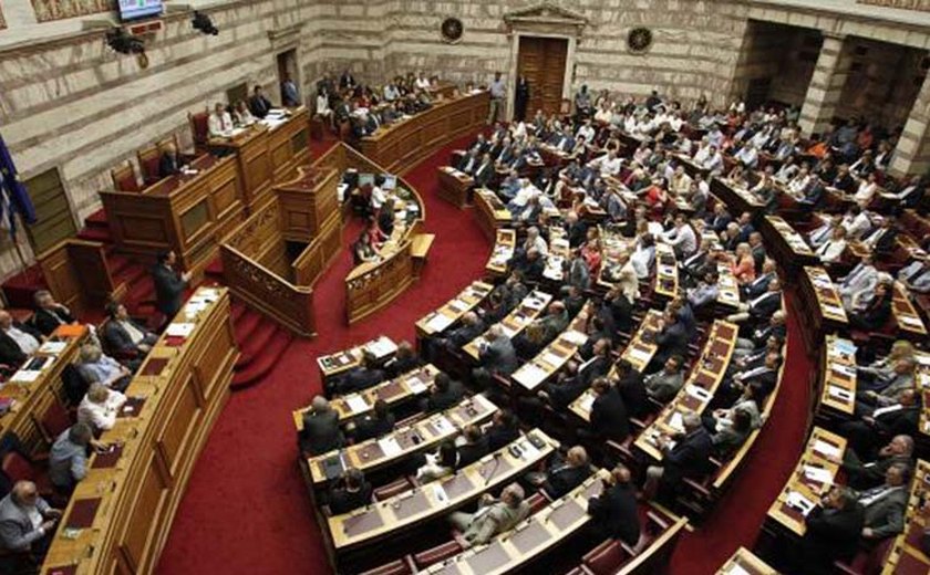 Grécia: Parlamento aprova terceiro plano de resgate ao país