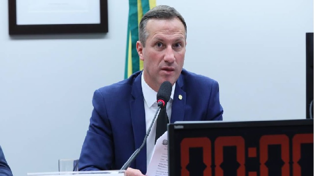 Deputado bolsonarista quer suspender decreto de Lula sobre armas
