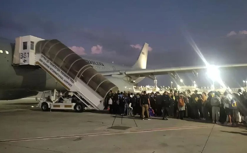 Segundo voo da FAB com brasileiros, cães e gatos resgatados em Israel chega ao Rio; fotos