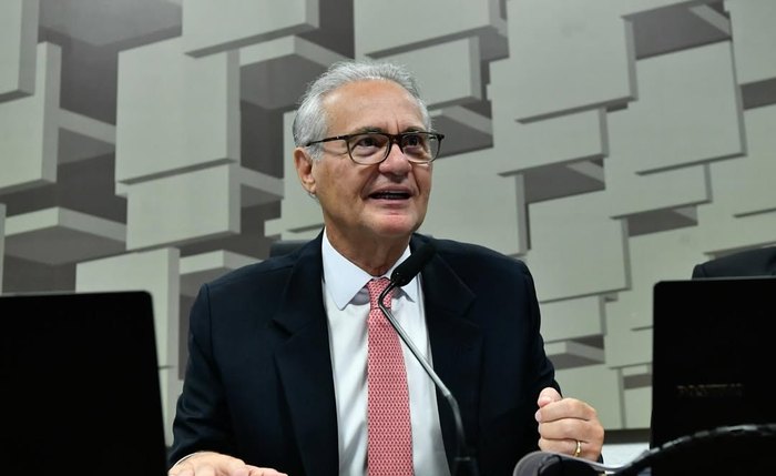 Renan Calheiros durante sessão da Comissão de Assuntos Econômicos do Senado