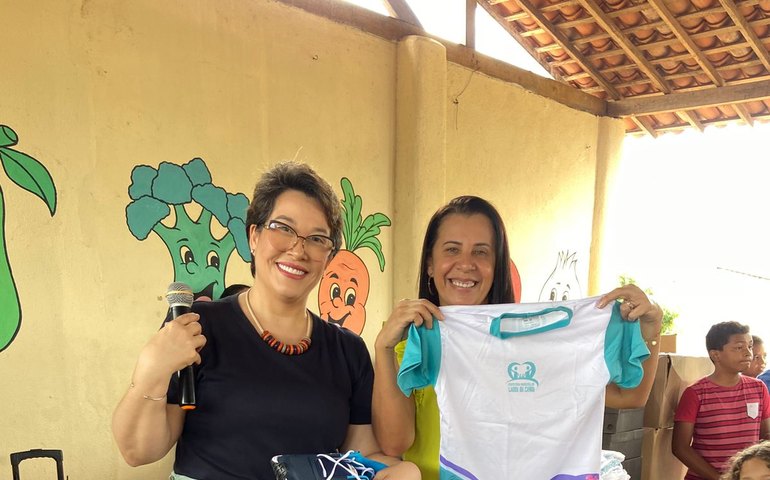 Estudantes da rede municipal de Lagoa da Canoa recebem kit com fardamento e par de tênis