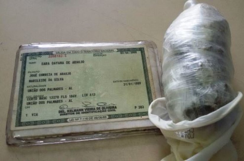 Visitante é detida tentando entrar com drogas no Cirydião Durval
