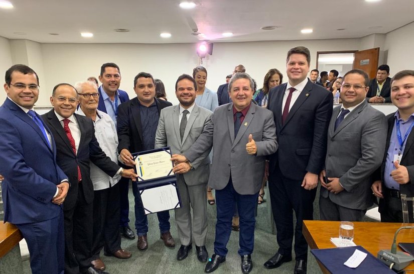 Parlamentares prestigiam homenagem ao ex-deputado Gilvan Barros