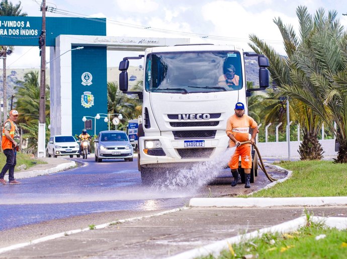 Prefeitura de Palmeira realiza manutenção na entrada da cidade e faz lavagem de pista, irrigação de plantas e capinação