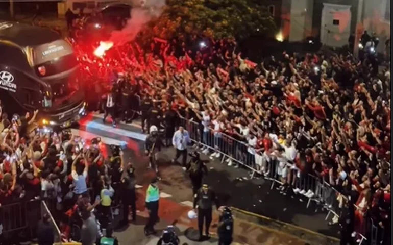 Final da Libertadores: Flamengo é recebido com festa pela torcida ao chegar a Lima