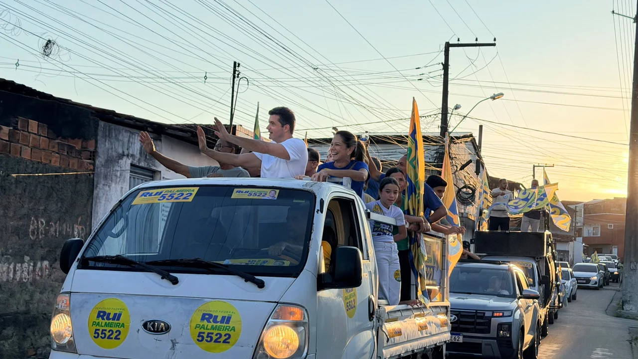Caravana de Rui Palmeira é recebida com festa por moradores do Clima Bom e do Colina 2