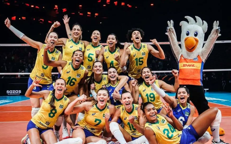 Em quadra com iluminação criticada, seleção feminina estreia com vitória no Mundial de vôlei