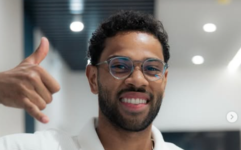 Renan Lodi treina no Athletico e aguarda definição de rescisão com o Al-Hilal junto à Fifa