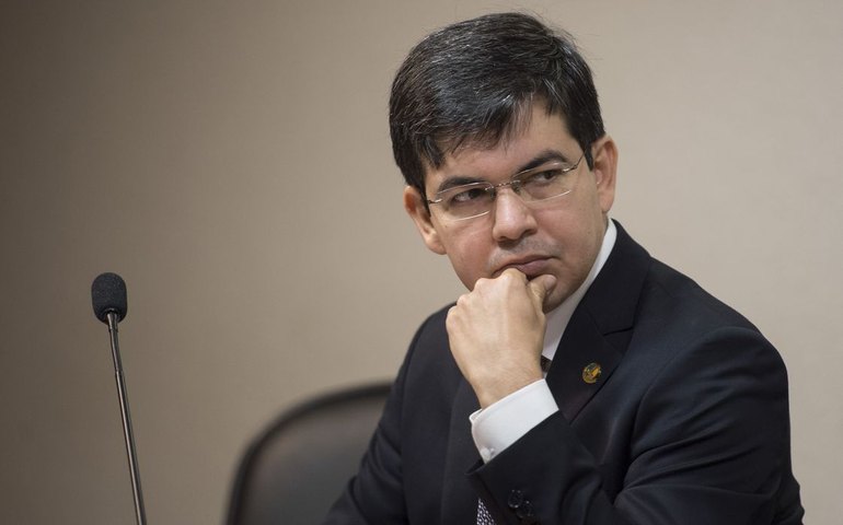 Senadores pedem renúncia de Dilma e entregam carta com pedido de novas eleições