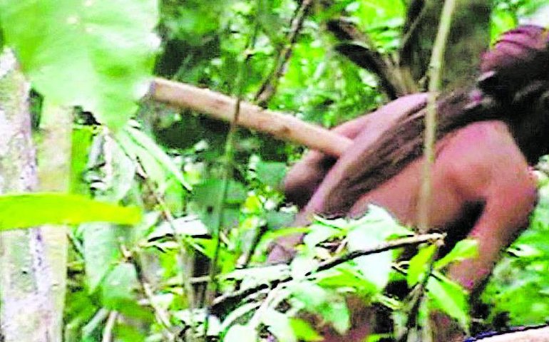 ‘Índio do buraco’ é sepultado em sua terra, em Rondônia, após 74 dias