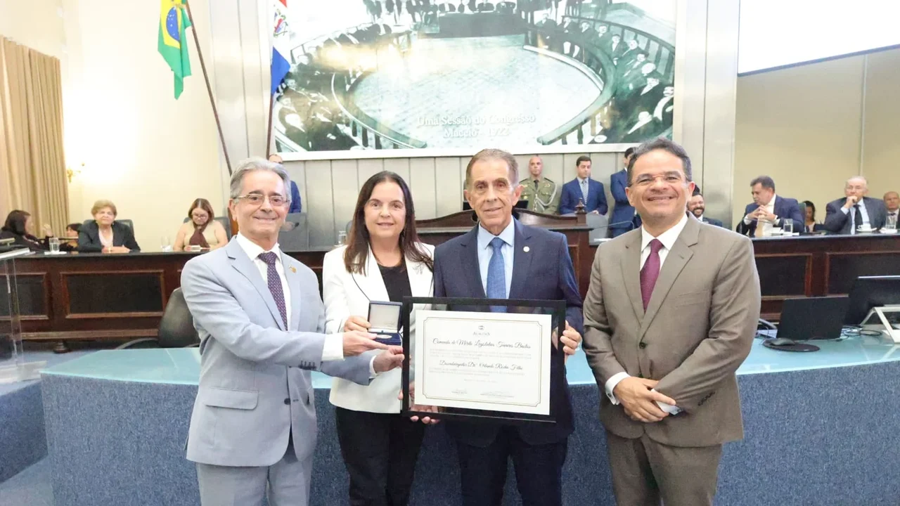 Homenagem na Assembleia Legislativa: desembargador Orlando Rocha Filho recebe Comenda Tavares Bastos