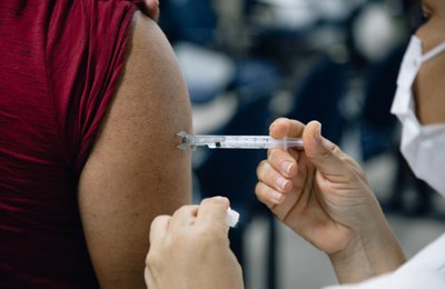 Sesau anuncia 4ª dose da vacina contra a Covid-19 para idosos com 80 anos ou mais 