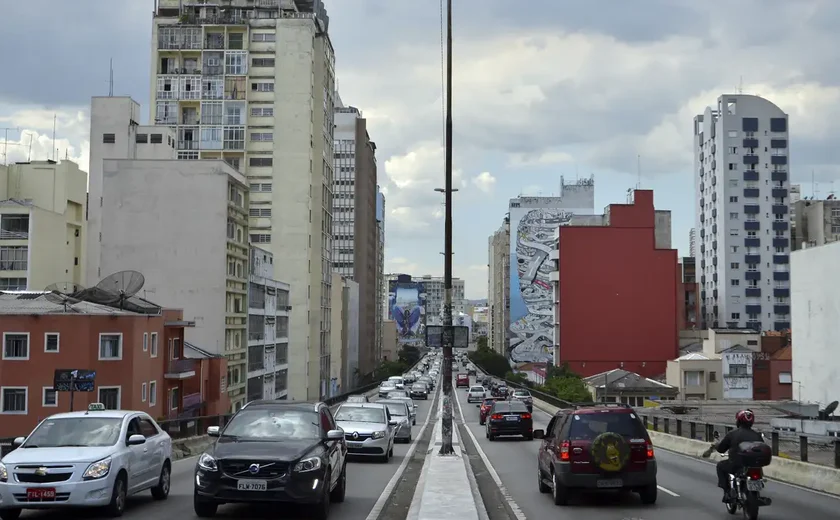Prefeitura de SP realiza limpeza embaixo do Minhocão, no centro de SP