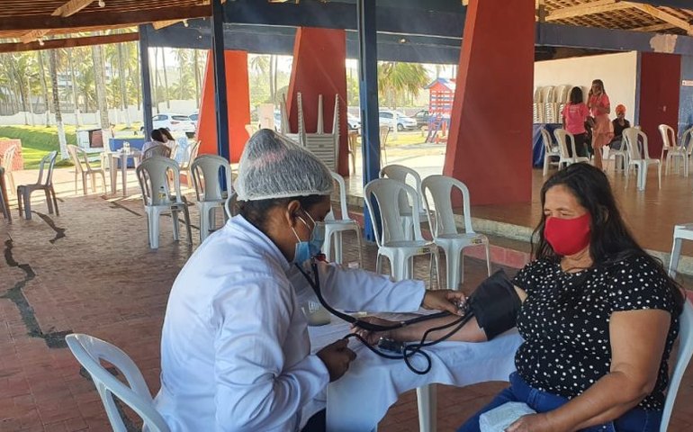 Maceió Rosa promove ações de saúde e conscientização em Guaxuma