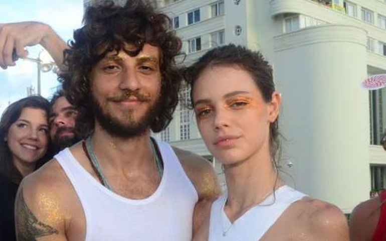 Chay Suede faz pedido de casamento à Laura Neiva no palco do Amor &#038; Sexo