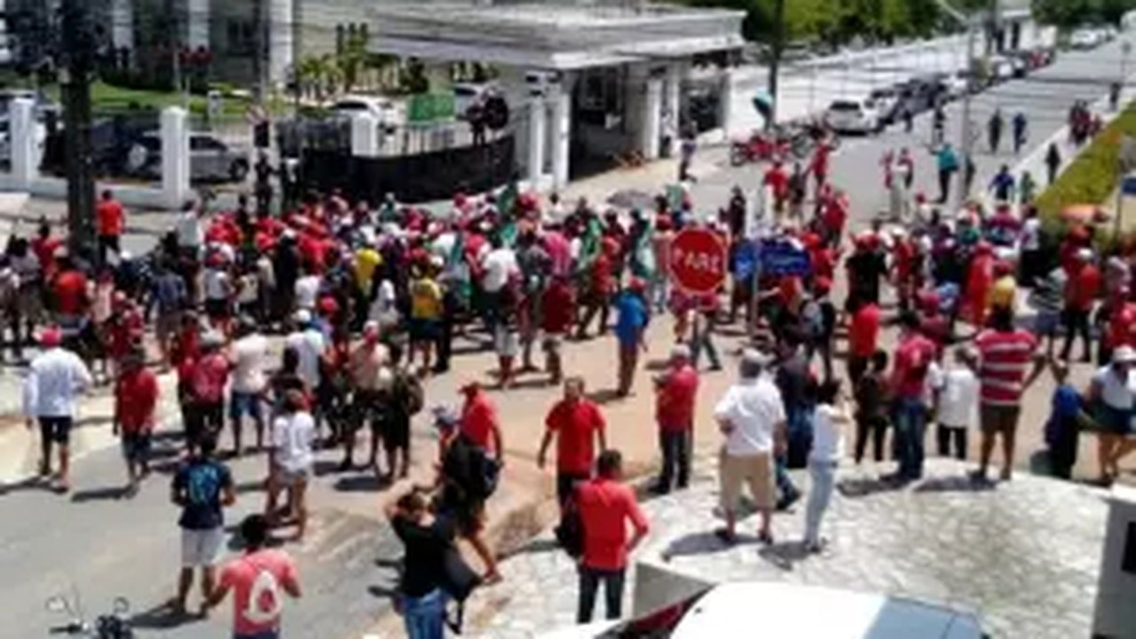 Apoiadores de Lula festejam virada sobre sobre Bolsonaro em QG do PT